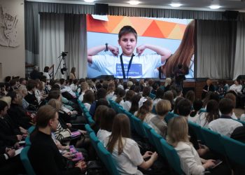 Анатолий Локоть и школьники Новосибирска обсудили городские проекты на «Встрече со смыслом»