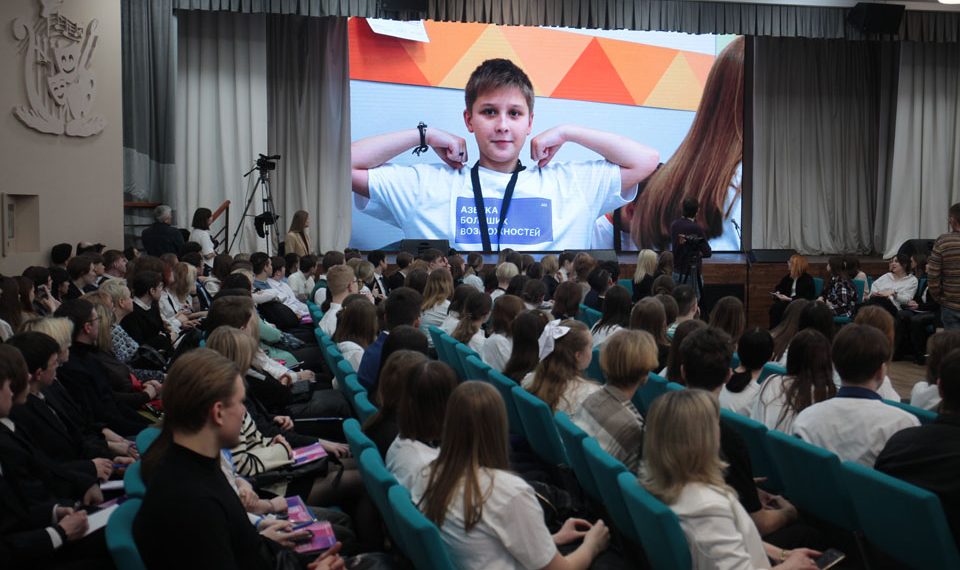 Анатолий Локоть и школьники Новосибирска обсудили городские проекты на «Встрече со смыслом»
