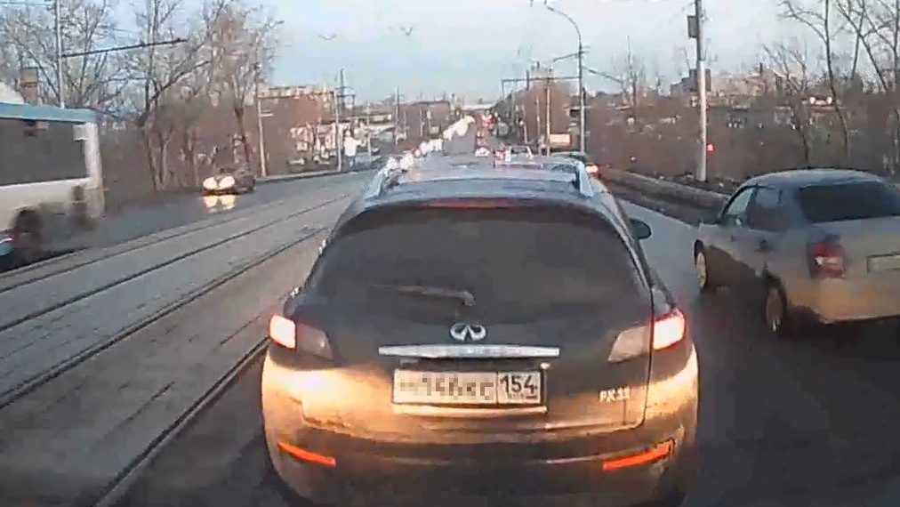 Водитель Infiniti не пропускал скорую к месту смертельного ДТП в Новосибирске — его разыскивает полиция