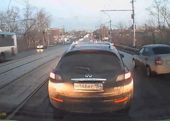 Водитель Infiniti не пропускал скорую к месту смертельного ДТП в Новосибирске — его разыскивает полиция