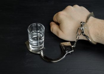 «Не поздравила с днем рождения»: обиженный именинник угрожал расправой продавцу магазина в Новосибирске