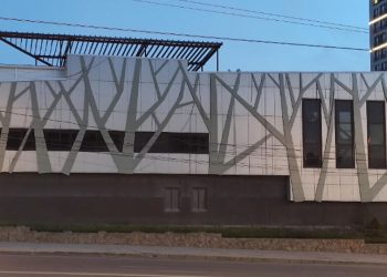 Кафе-долгострой снесут у метро «Октябрьская»