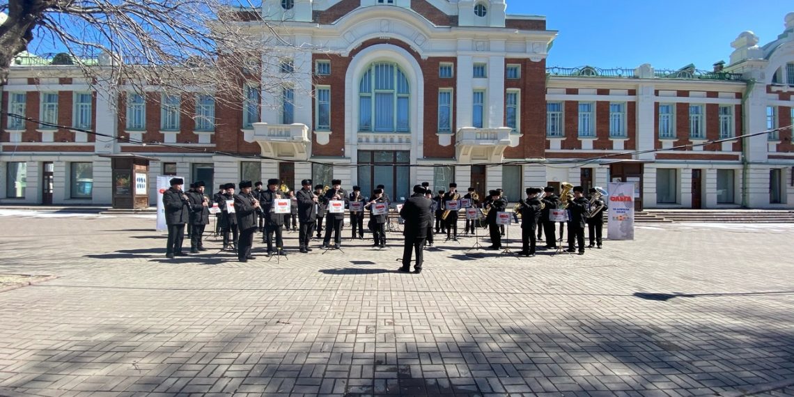 Оркестр посвятил концерт «Ольге» в центре Новосибирска