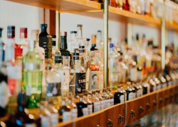 Россиянам могут разрешить покупать алкоголь в Duty Free на внутренних авиарейсах