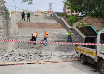 Рабочие демонтируют лестницу-долгострой на Речном вокзале