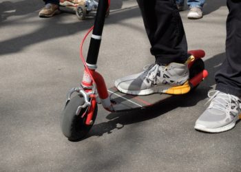 В России могут ввести права на электросамокаты