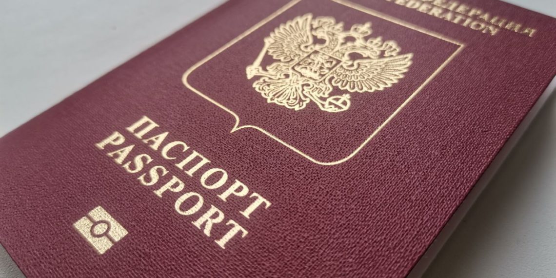 Дума приняла закон об изъятии загранпаспорта у призывников