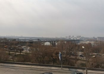 Рекомендуется надеть маски: власти объяснили облако дыма в небе над Новосибирском