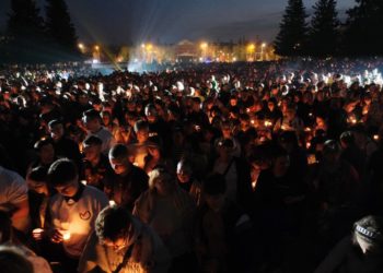 Более тысячи свечей зажгли в память о героях войны у Монумента Славы в Новосибирске