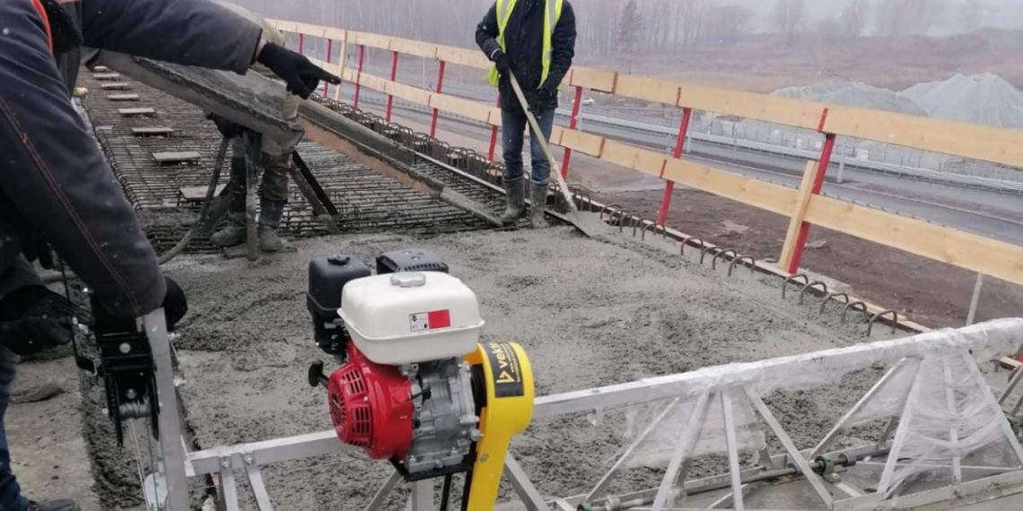 В Новосибирске забетонировали тротуар Октябрьского моста