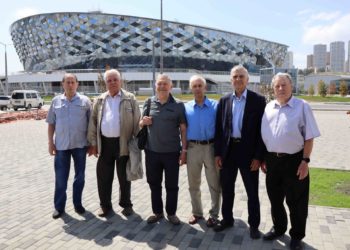 Ветераны энергосистемы посетили новую ледовую арену