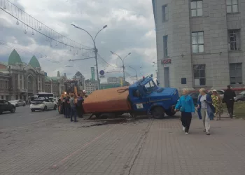 Анатолий Локоть прокомментировал дорожный провал возле мэрии