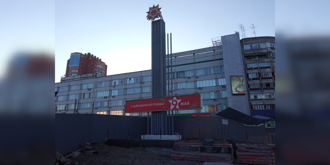 Вокруг стелы возле «Ройял Парка» начались ремонтные работы