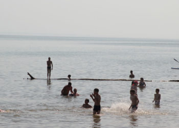 Новосибирцы открыли пляжный сезон на закрытых пляжах