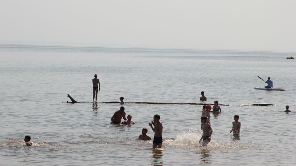 Новосибирцы открыли пляжный сезон на закрытых пляжах