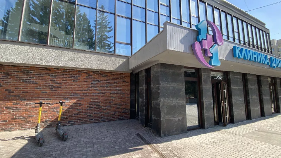 Прокуратура проверит действия приставов, выгонявших врачей и пациентов из частной клиники в Новосибирске