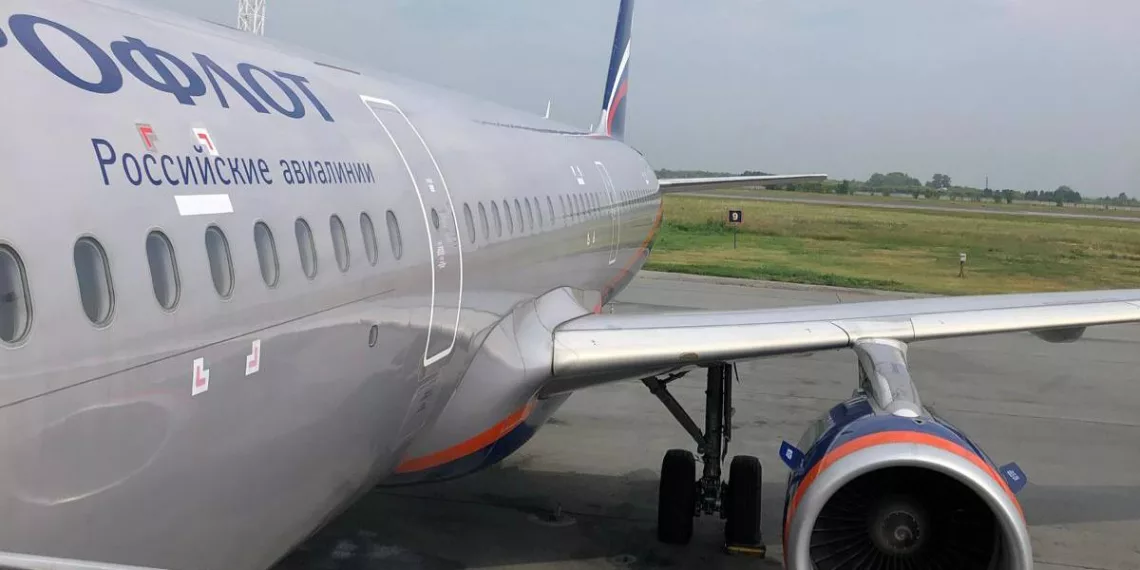 Не долетел до Москвы: самолет экстренно приземлился в Новосибирске из-за влетевшей в фюзеляж птицы