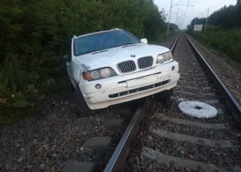 На станции Инская под Новосибирском неизвестный «припарковал» BMW на ж/д путях