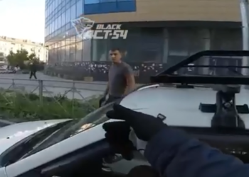 Выехал на встречку и устроил разборки: новосибирский автохам пригрозил пистолетом