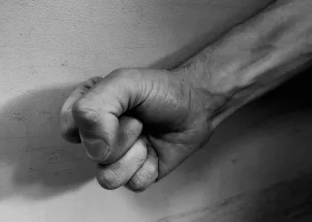 В Новосибирске мужчина отобрал у знакомого телефон и банковскую карту силой