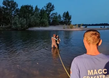 Погиб на глазах жены и детей: тело мужчины нашли в реке Иня