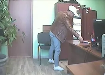 В Новосибирске мигранта поймали с поличным за взятку в 80 тысяч рублей