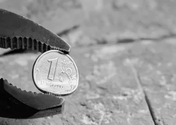 Курс доллара превысил 100 рублей на бирже