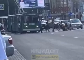 Полиция изучает видео с массовой дракой на пешеходном переходе на Березовой роще