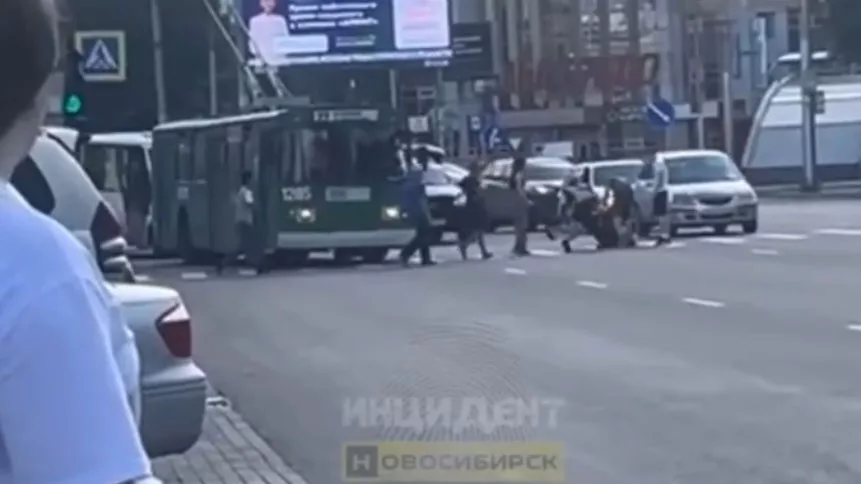 Полиция изучает видео с массовой дракой на пешеходном переходе на Березовой роще