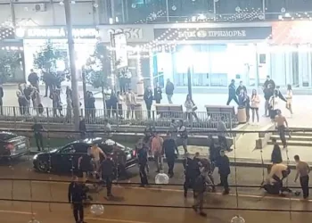 Массовый мордобой устроили новосибирцы в центре города возле бара Doski