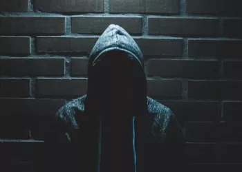 Агрессивный прохожий разбил лицо пенсионеру и ограбил его под Новосибирском