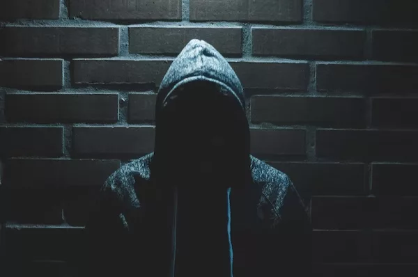 Агрессивный прохожий разбил лицо пенсионеру и ограбил его под Новосибирском