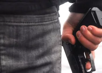 Сибиряк при оружии открыл огонь по мужчине в Новосибирске