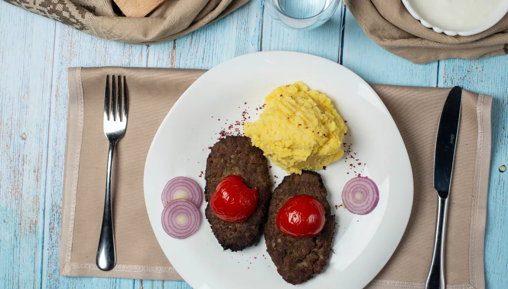 Цена на обед из пюре и котлеты достигла годового максимума в России