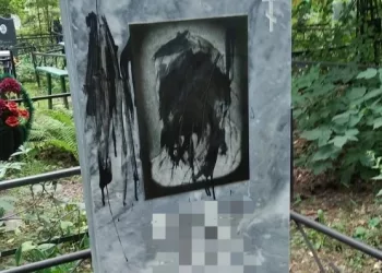 Вредители изуродовали несколько могил на кладбище под Новосибирском