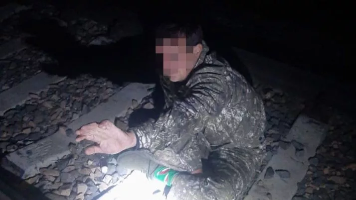 Сибиряк прилег поспать на пути и оказался под колесами поезда в Багане