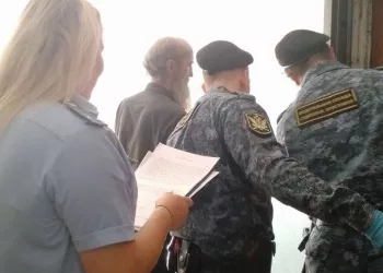 Должника вместе с оравой тараканов выселили приставы из квартиры в Новосибирске