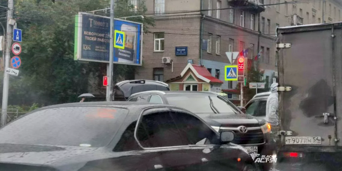 Три автомобиля устроили массовое ДТП и создали большую пробку в центре Новосибирска