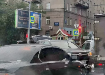 Три автомобиля устроили массовое ДТП и создали большую пробку в центре Новосибирска