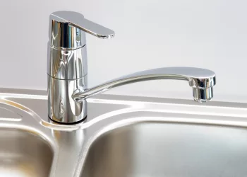 Сразу в нескольких районах Новосибирска вырубило электроэнергию и воду