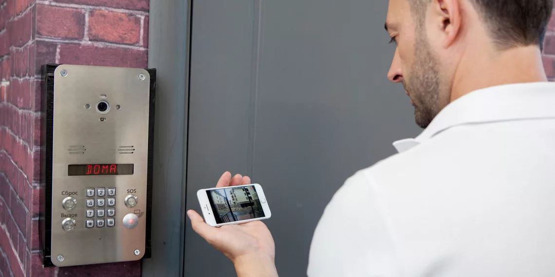 Более 150 тысяч новосибирцев управляют домофонами через смартфон