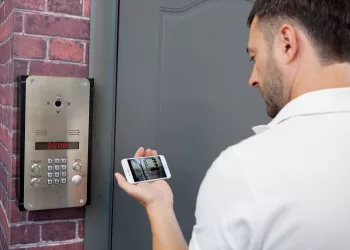 Более 150 тысяч новосибирцев управляют домофонами через смартфон