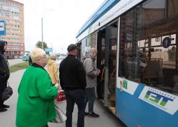 Перевозит 11 тысяч человек: Анатолий Локоть проверил, как работает новый троллейбусный маршрут до Новомарусино