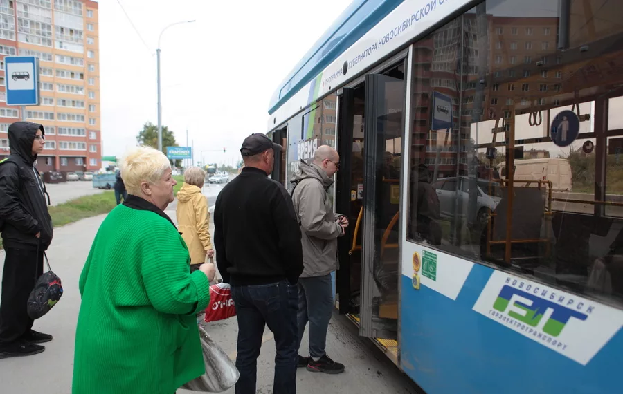 Перевозит 11 тысяч человек: Анатолий Локоть проверил, как работает новый троллейбусный маршрут до Новомарусино