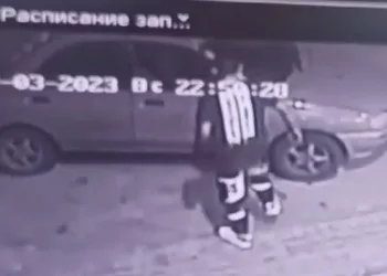 Полицейский выключил зажигание машины лихача на ходу в Новосибирске