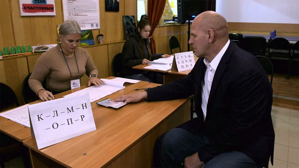 Сенатор Александр Карелин проголосовал на выборах губернатора Новосибирской области