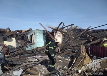 В обрушившемся доме в Барабинске пострадало два человека