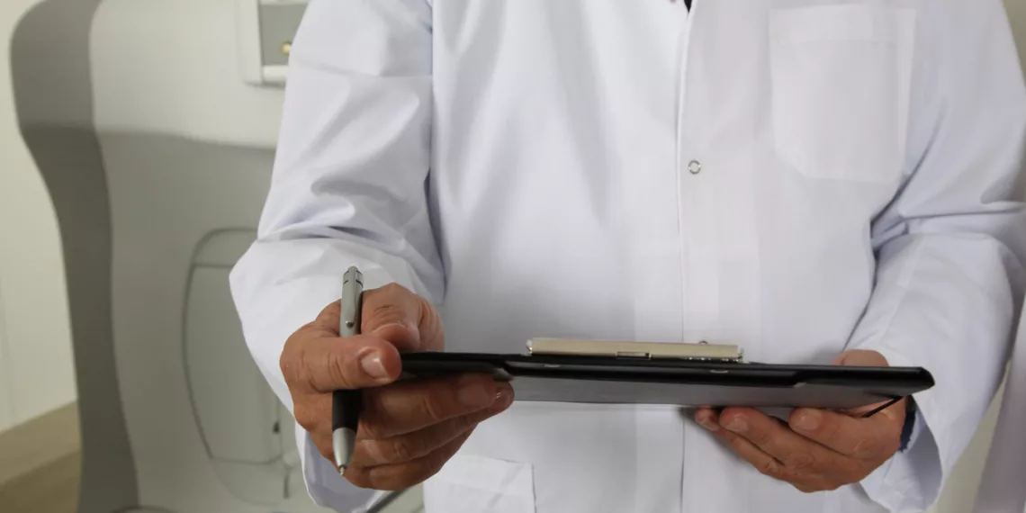 Роспотребнадзор просит новосибирцев не стесняться носить медицинские маски