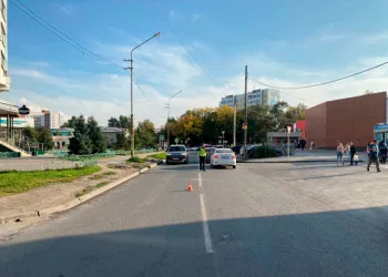 «Гонщик» на седане снес школьницу и угнал прочь в Новосибирске