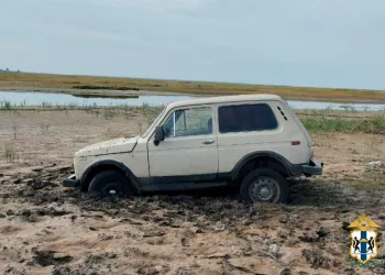 Сибиряк угнал ВАЗ и утопил его в грязи под Новосибирском
